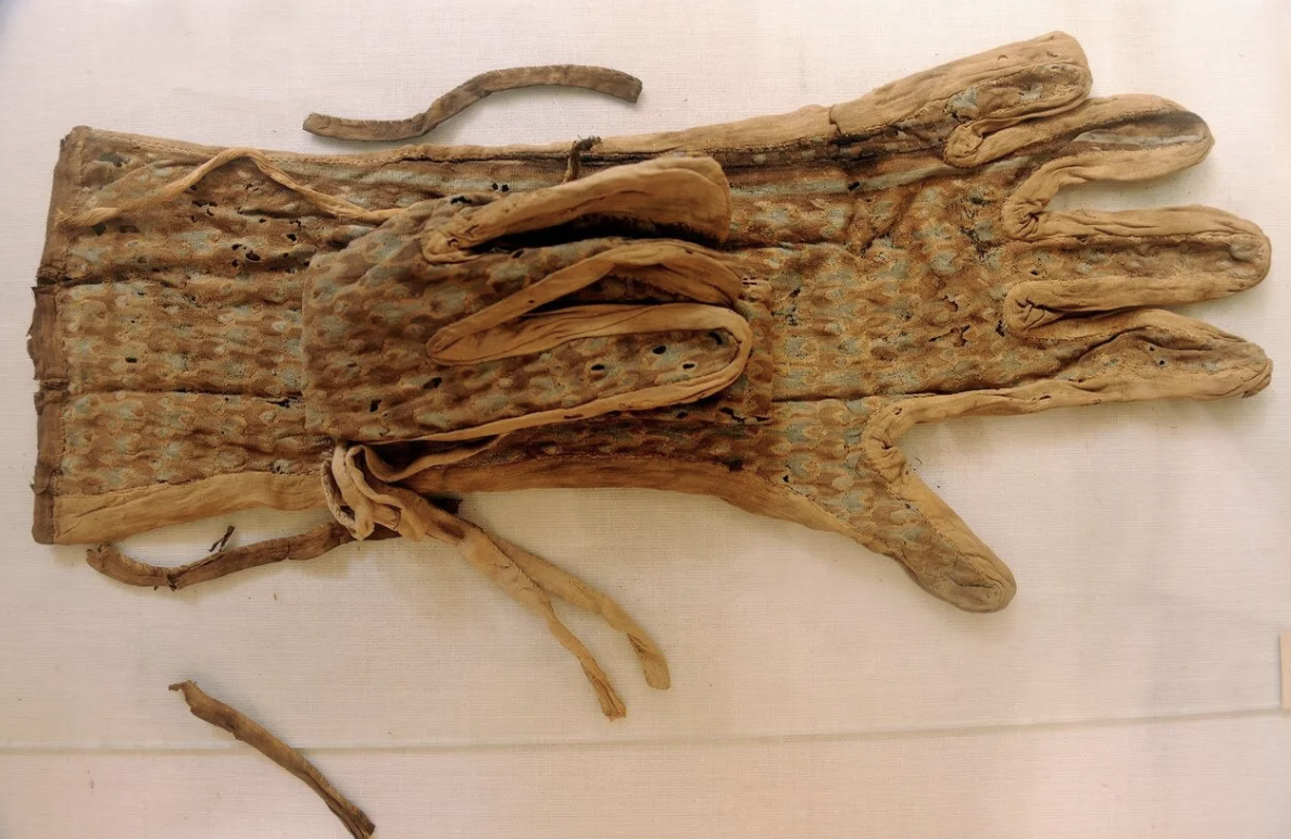 Tutankhamun_Gloves.png